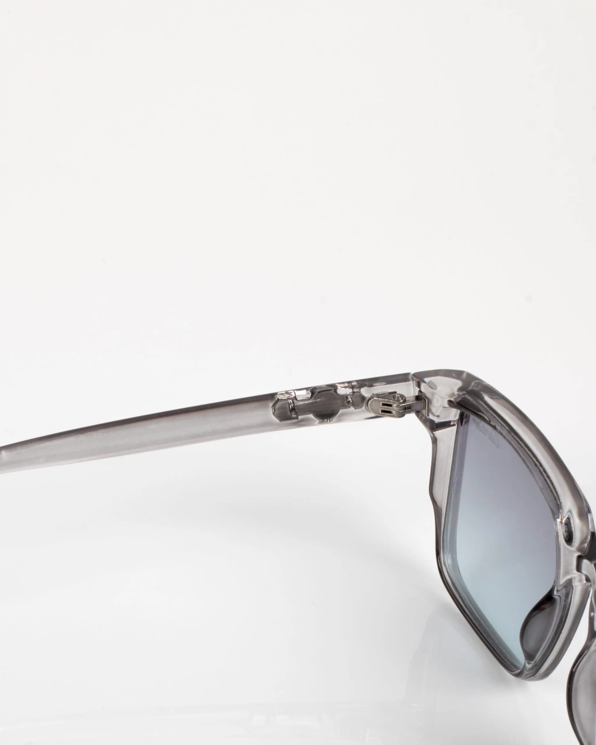 عینک آفتابی کارتیر طوسی مدل 2543 - Cartier 3 عینک آفتابی کارتیر طوسی مدل 2543 – Cartier